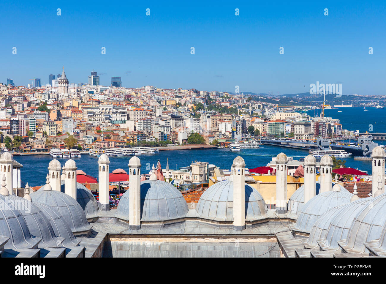 La vista panorámica sobre la ciudad de Estambul y el estrecho del Bósforo, Turquía Foto de stock