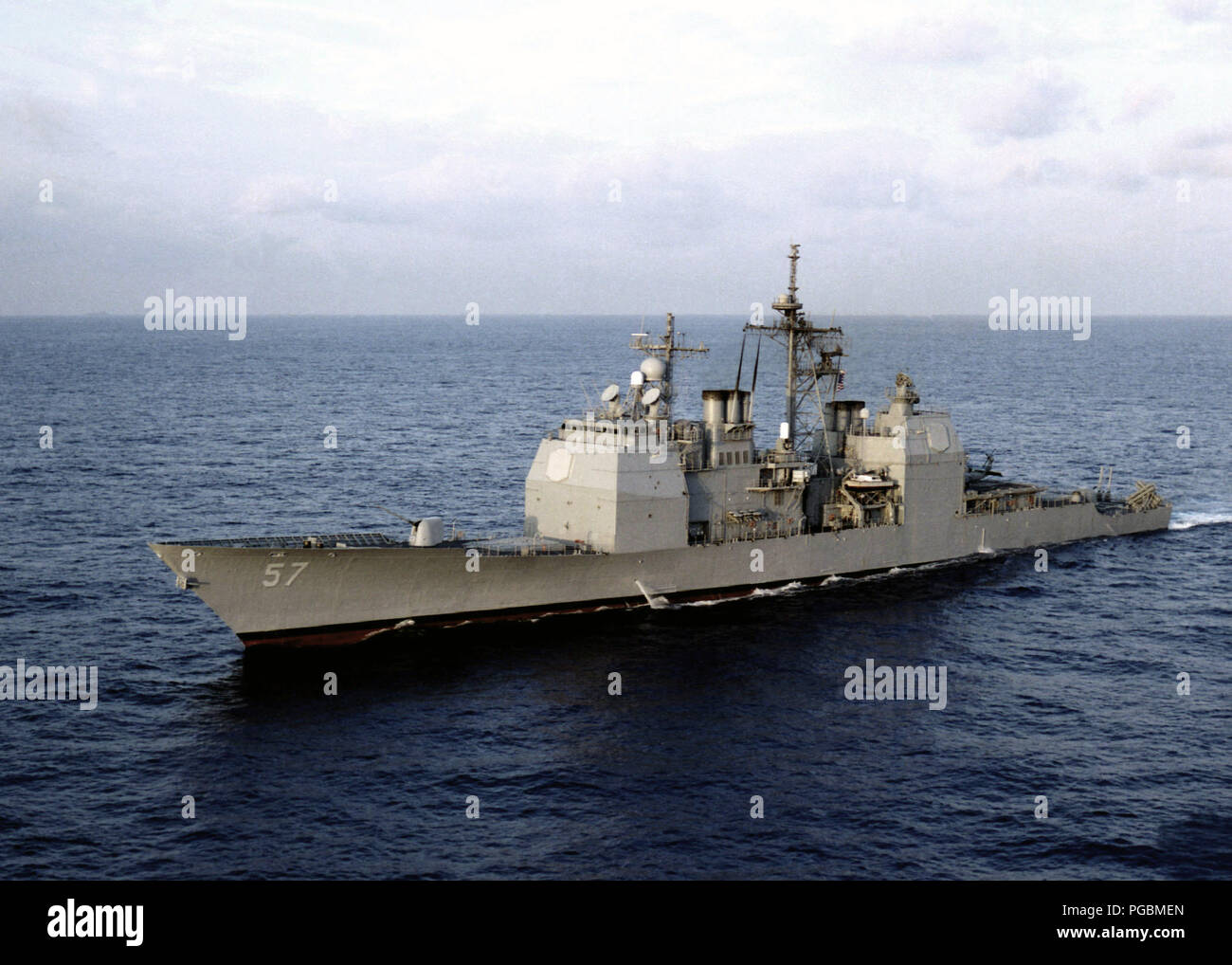 La clase Ticonderoga crucero de misiles guiados USS Lake Champlain (CG 57) Foto de stock