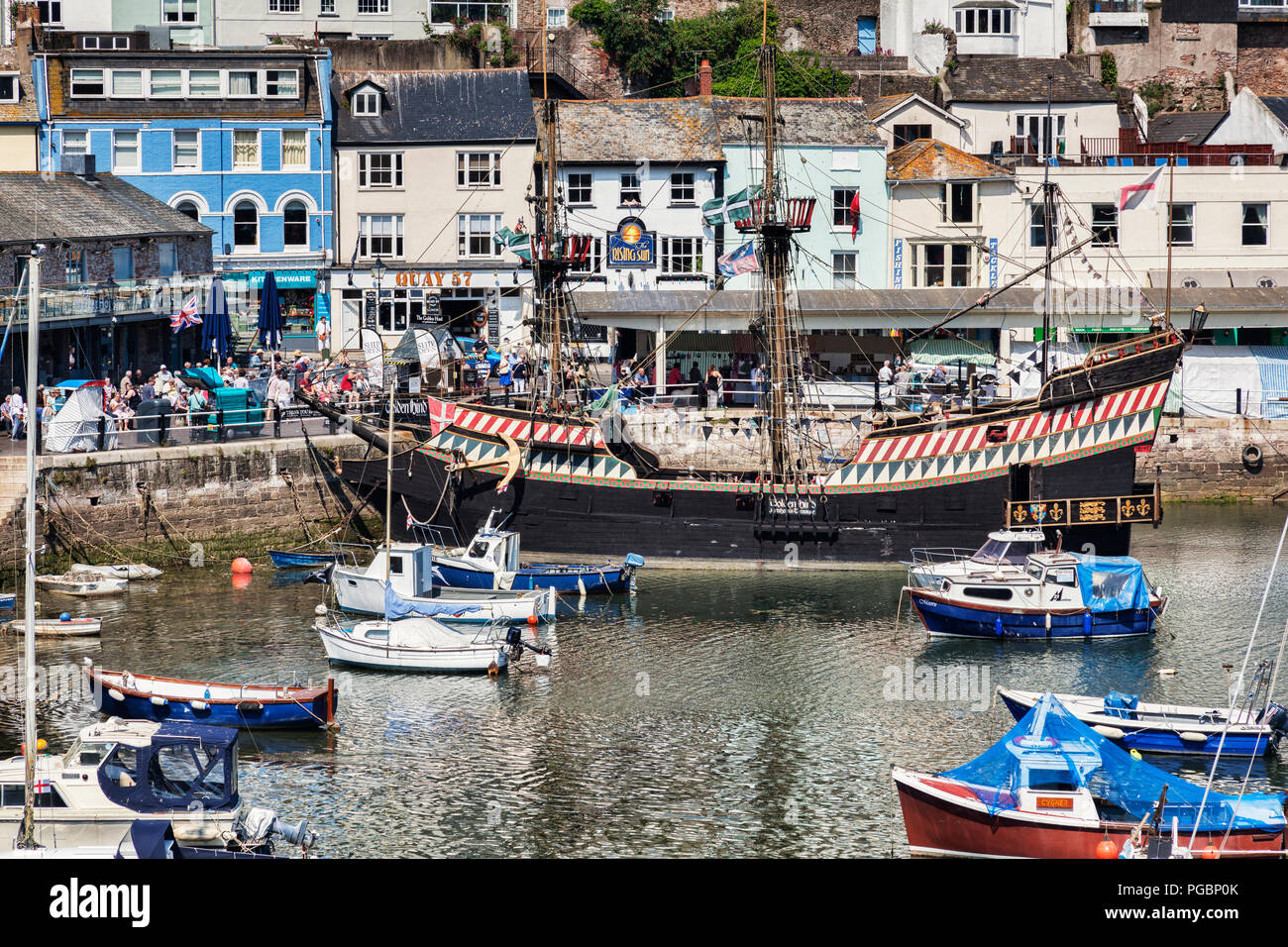 23 de mayo de 2018: Brixham, Devon, Reino Unido - El puerto con la réplica Golden Hind en un bello día de primavera. Foto de stock