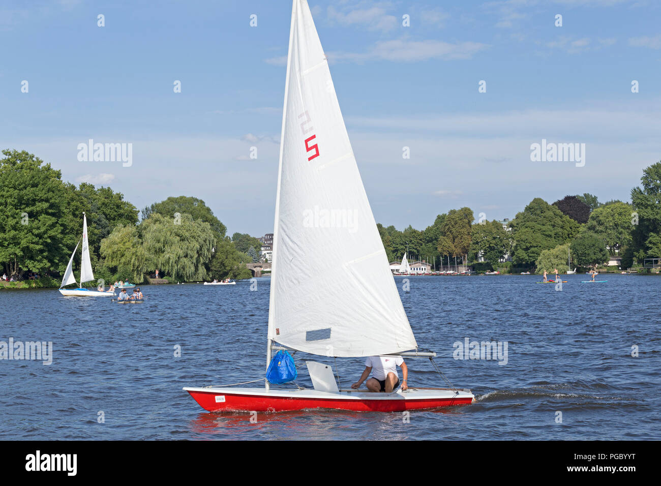 Bote de vela, el lago Außenalster (Alster exterior), Hamburgo, Alemania. Foto de stock