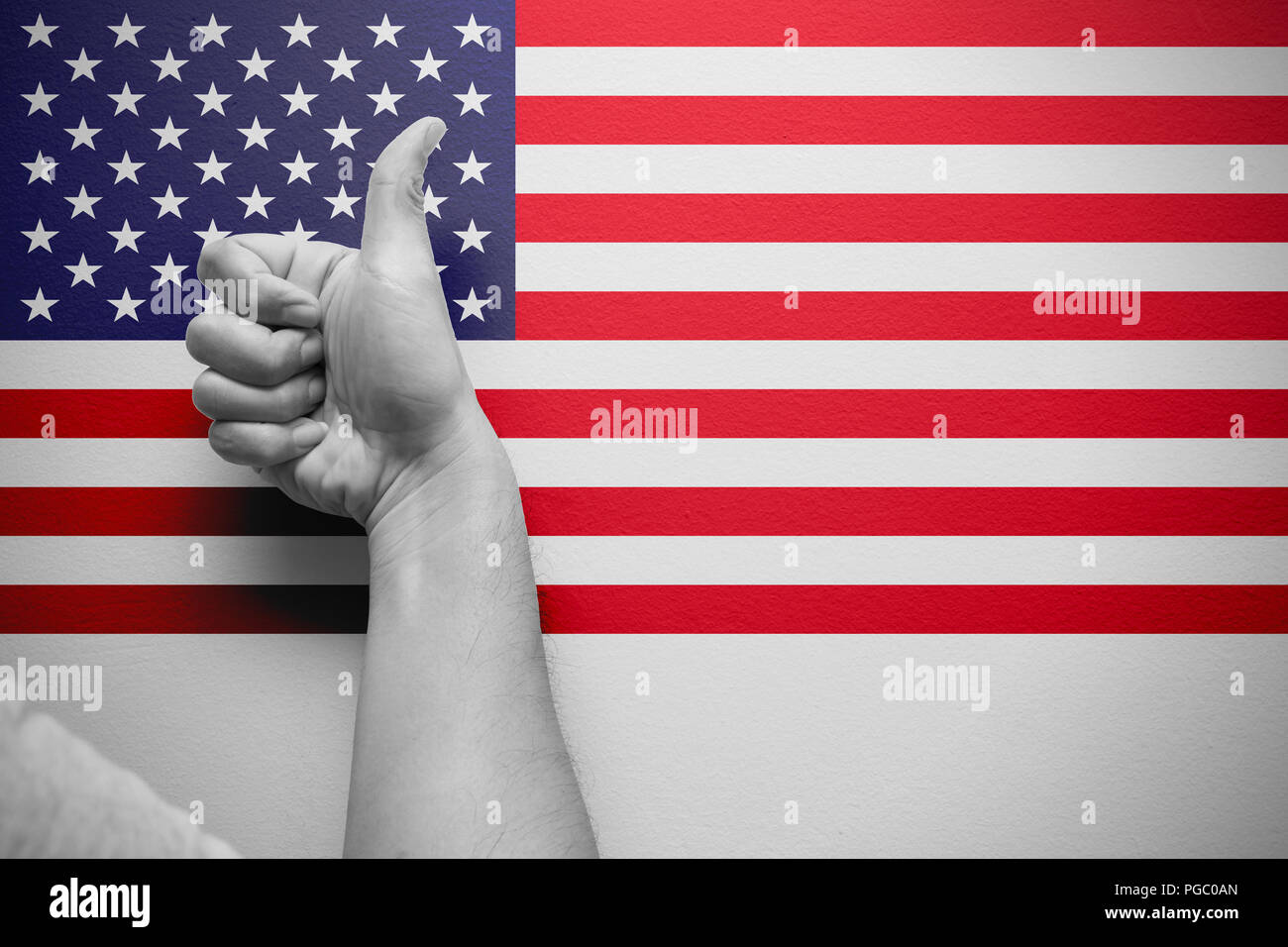 Buena latina pulgar arriba mano con fondo de la bandera americana Foto de stock