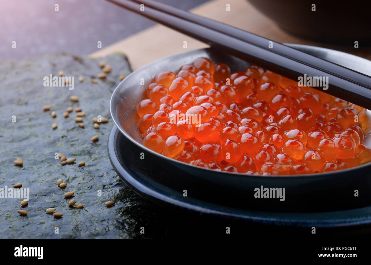 Huevas de salmón en la copa de metal para cocinar. Foto de stock