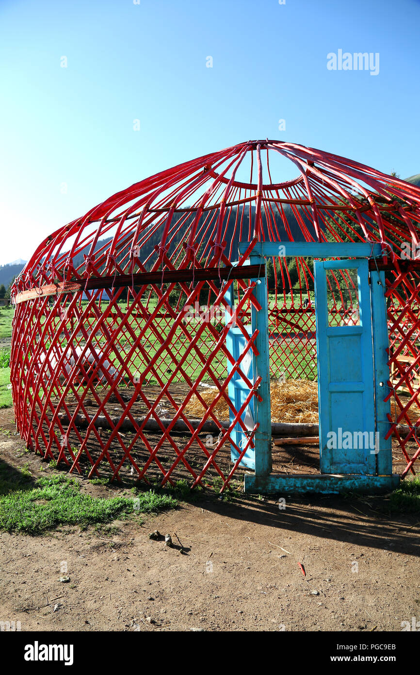 Puerta y estructura de madera de una yurta en Kirguistán Foto de stock