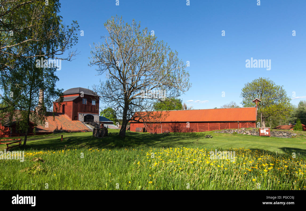 PERSHYTTAN, Suecia el 18 de mayo de 2018. Vista exterior de la antigua smelledery, fundición de hierro. Flores y prados de este lado. Editorial Foto de stock