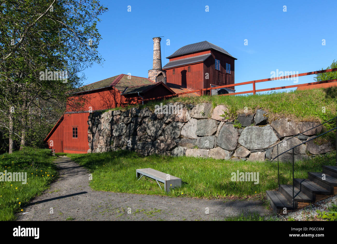 PERSHYTTAN, Suecia el 18 de mayo de 2018. Vista exterior de la antigua smelledery, fundición de hierro. Muro de Piedra de este lado. Editorial Foto de stock
