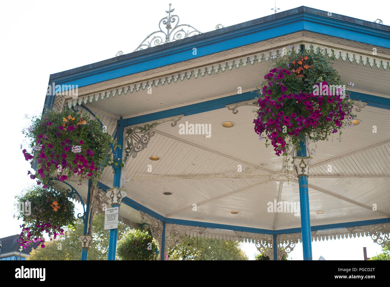 Los arreglos florales alrededor del kiosco techo en el Carfax de Horsham el  centro de la ciudad. Flores de verano en cestas colgantes Fotografía de  stock - Alamy