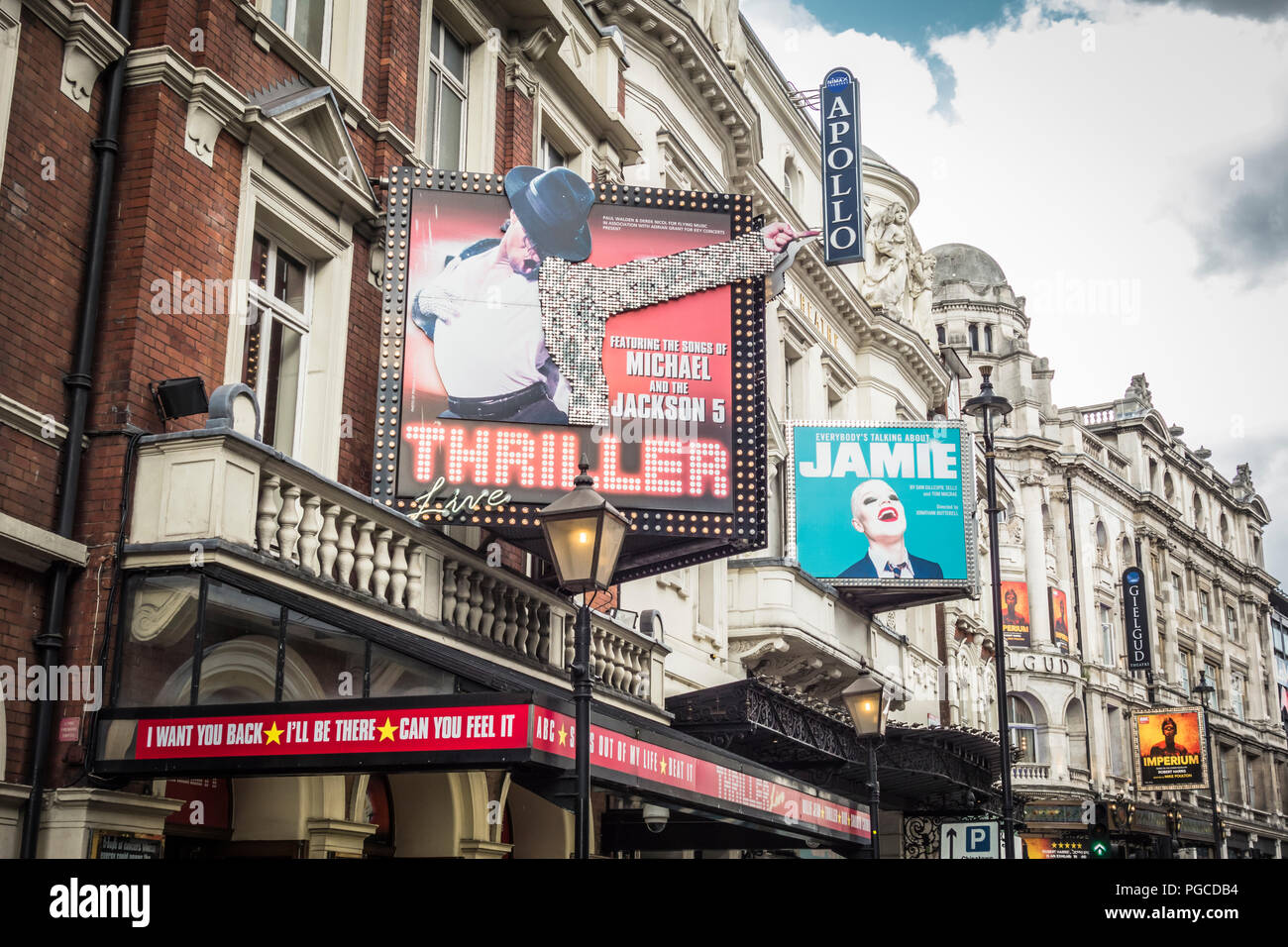 El thriller de Michael Jackson y todo el mundo está hablando de Jamie los carteles en la zona de Theatreland, Shaftesbury Avenue, London, UK Foto de stock
