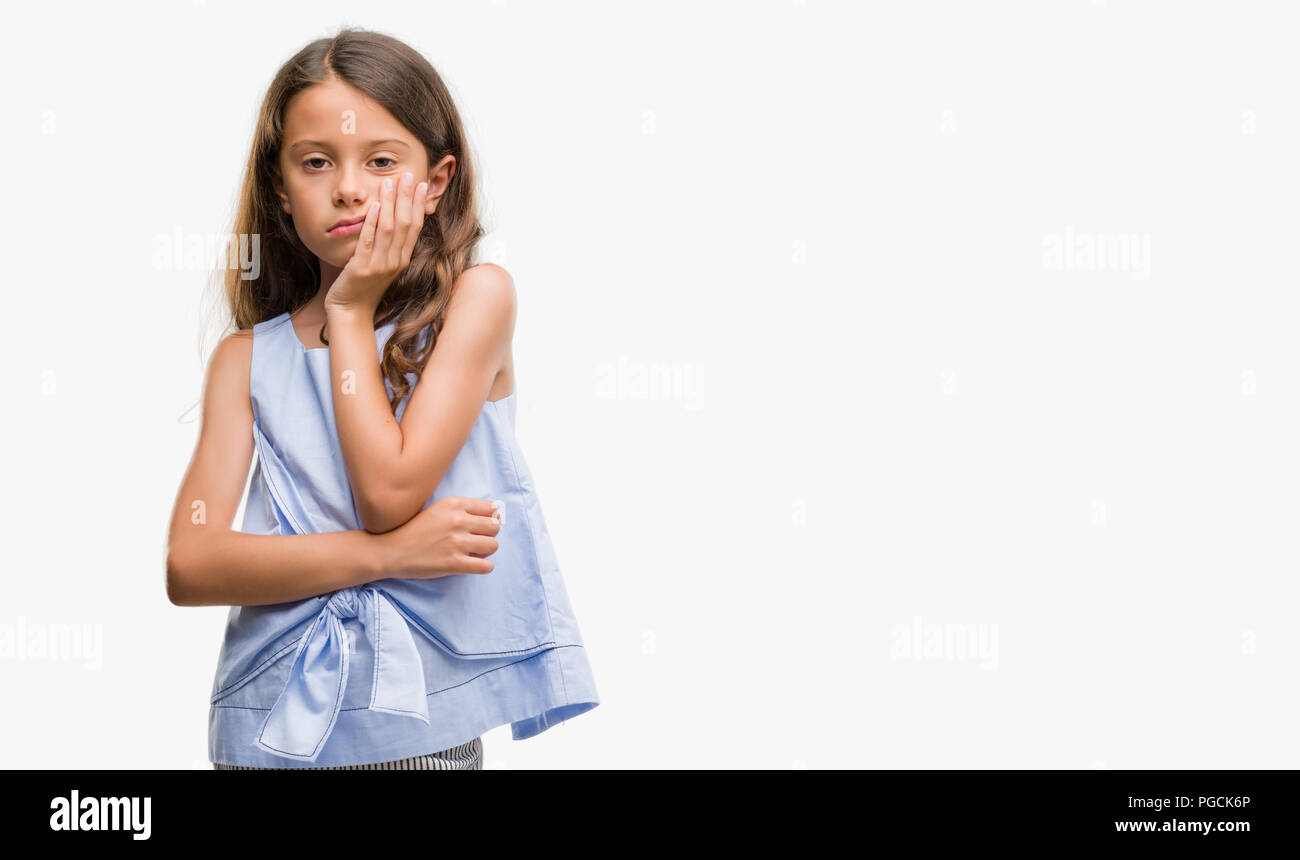 Morena chica hispana pensando aspecto cansado y aburrido con depresión problemas de brazos cruzados. Foto de stock