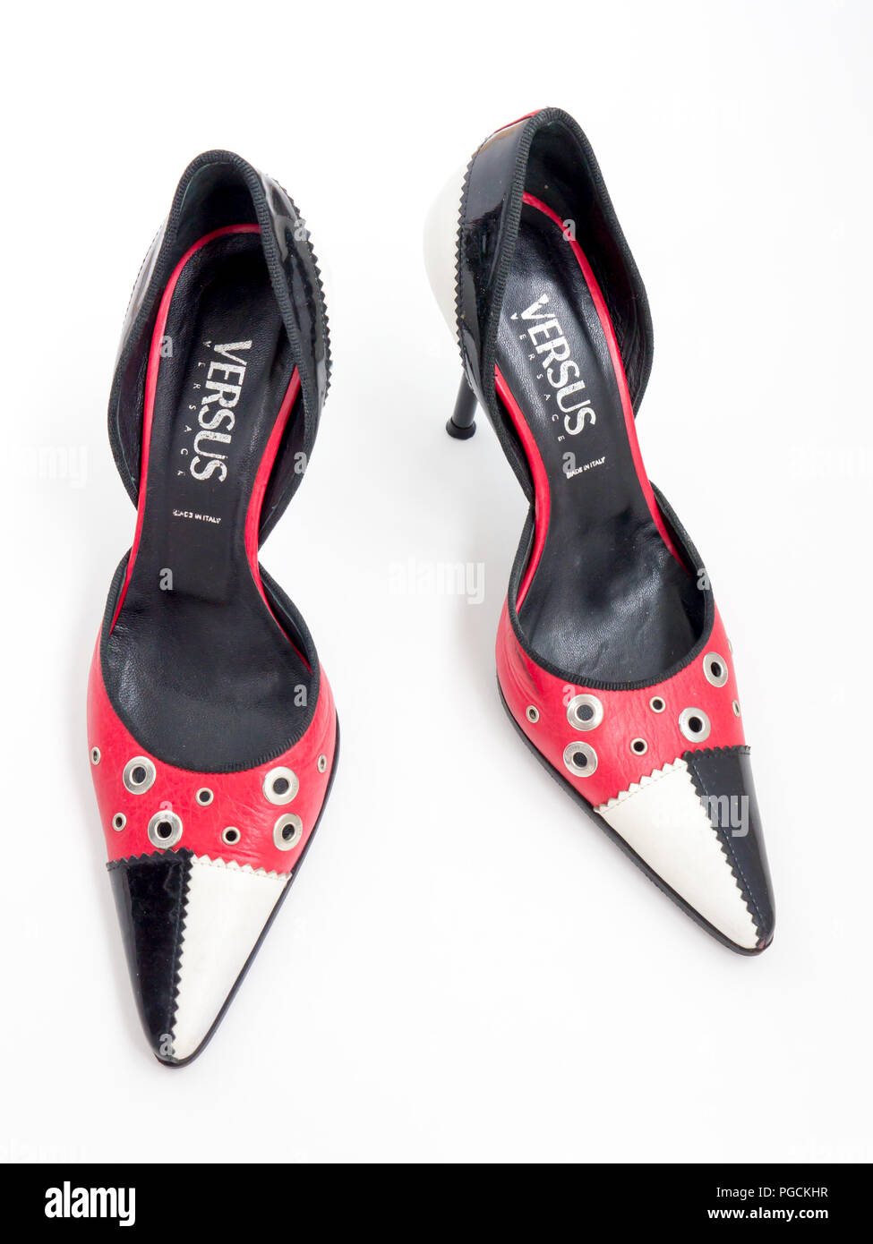 GOMEL, BIELORRUSIA - Agosto 16, 2018: Versus (Versace) zapatos de mujer. Versus (Versace) es la línea de difusión de la casa de lujo italiana Versace de stock - Alamy