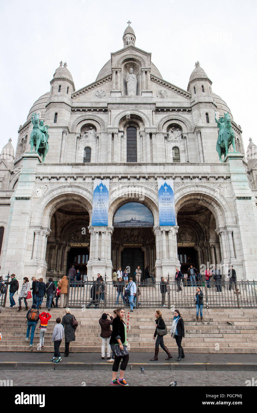 Muchos turistas visitan Basilique du Sacre Coeur, París, Francia Foto de stock