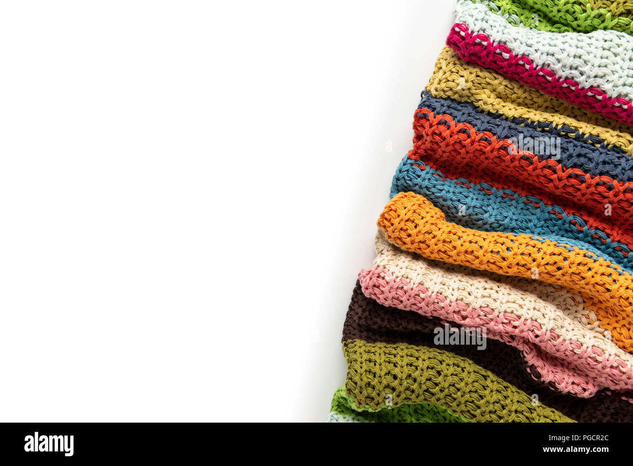Manta de lana, coloridos tejidos de hilados gruesos grandes. Cerca de cobija  tejida sobre fondo blanco Fotografía de stock - Alamy