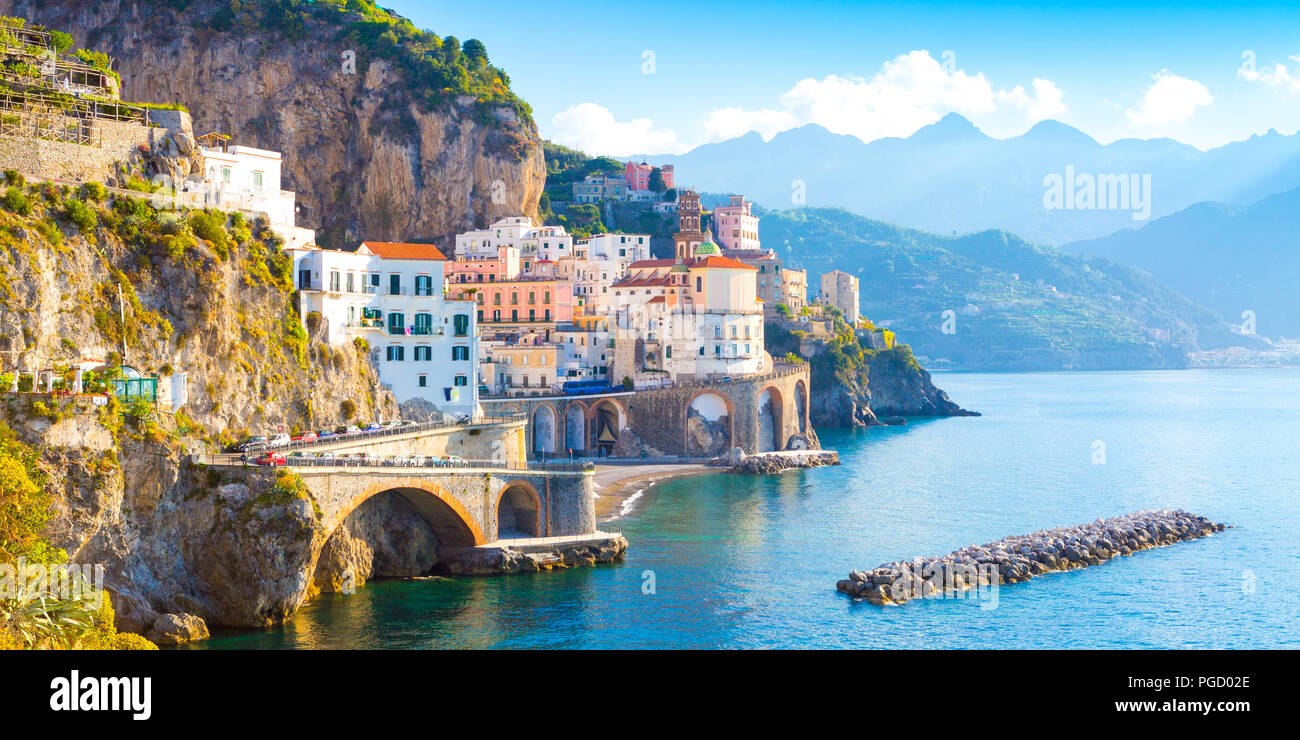 Ciudad de Amalfi en línea de costa del mar mediterráneo, Italia Foto de stock