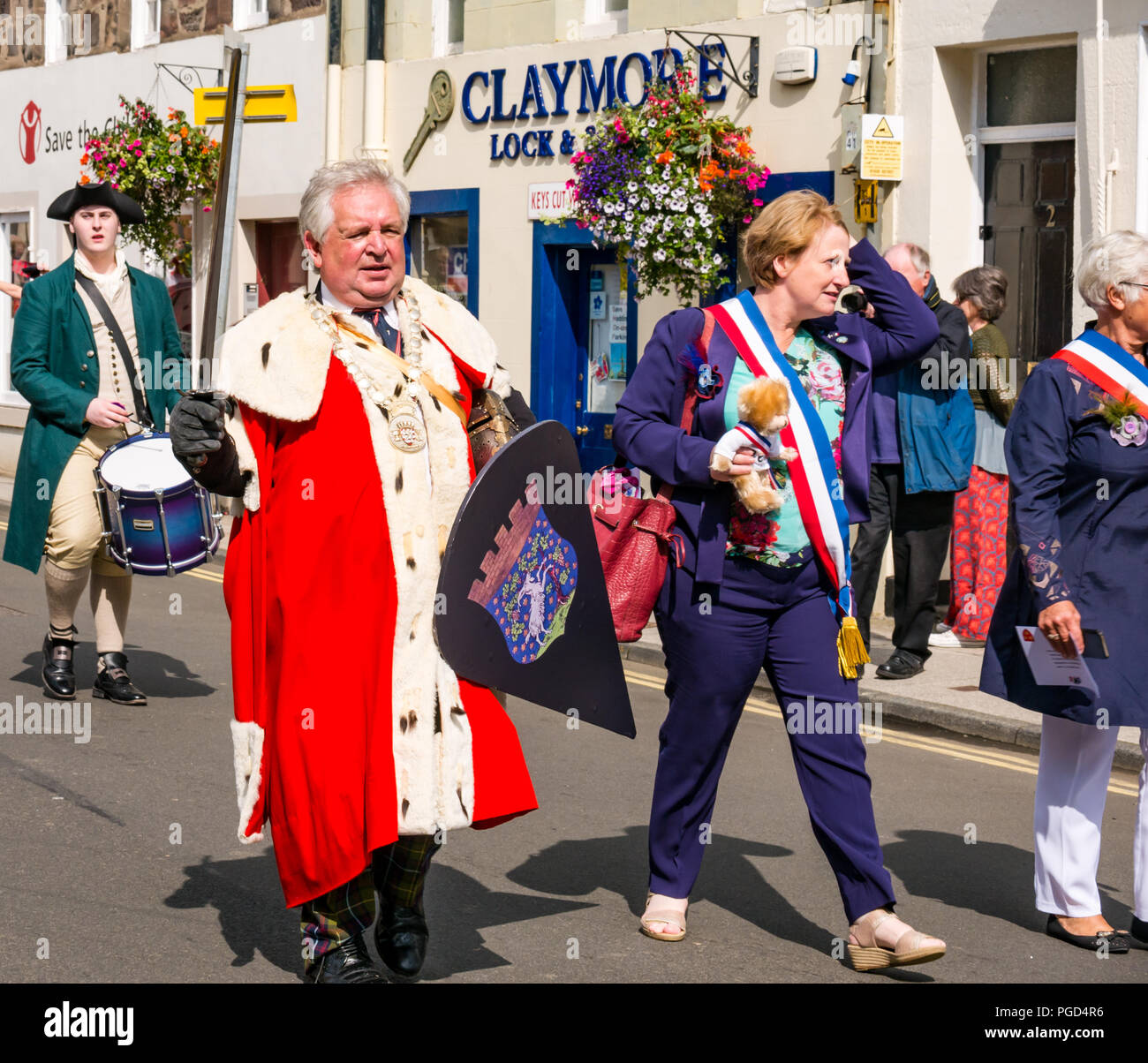 El Provost John McMillan con la túnica de ermín y el alcalde de la ciudad francesa en procesión, Haddington, East Lothian, Escocia, Reino Unido Foto de stock
