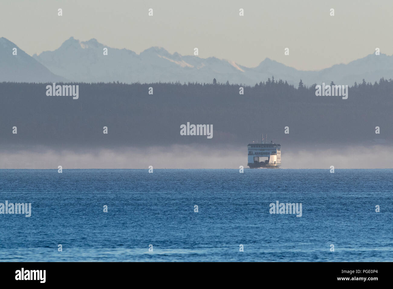 Puget Sound ferry con Cascade Mountains en el fondo. Washington State ferries. Port Townsend ferry. Foto de stock