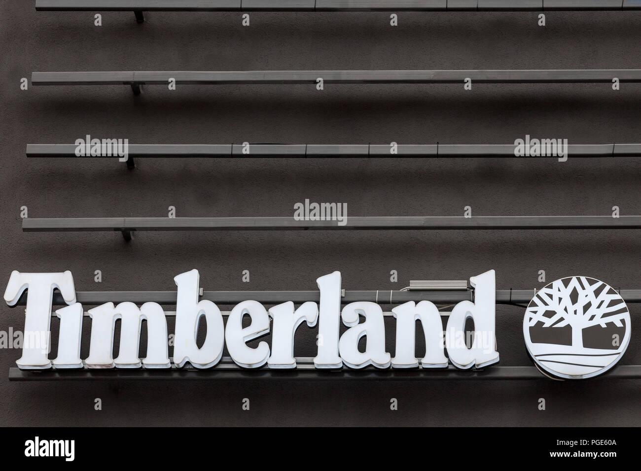 Belgrado, Serbia - Agosto 21, 2018: Timberland logotipo en su tienda  principal de Belgrado. Timberland es un fabricante y distribuidor de moda,  especializada i Fotografía de stock - Alamy