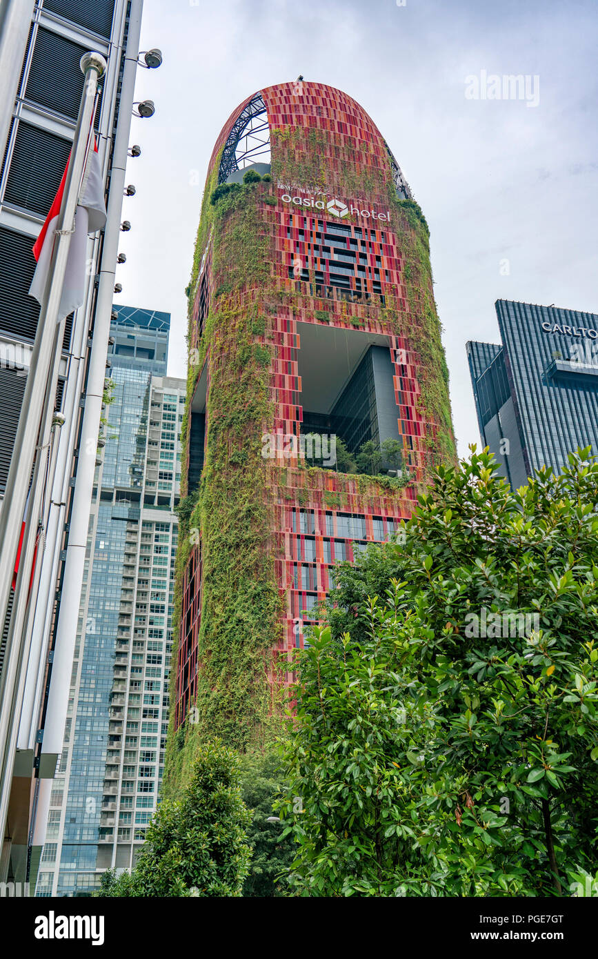 Singapur - Agosto 9, 2018: jardines colgantes en el hermoso hotel rojo  Fotografía de stock - Alamy