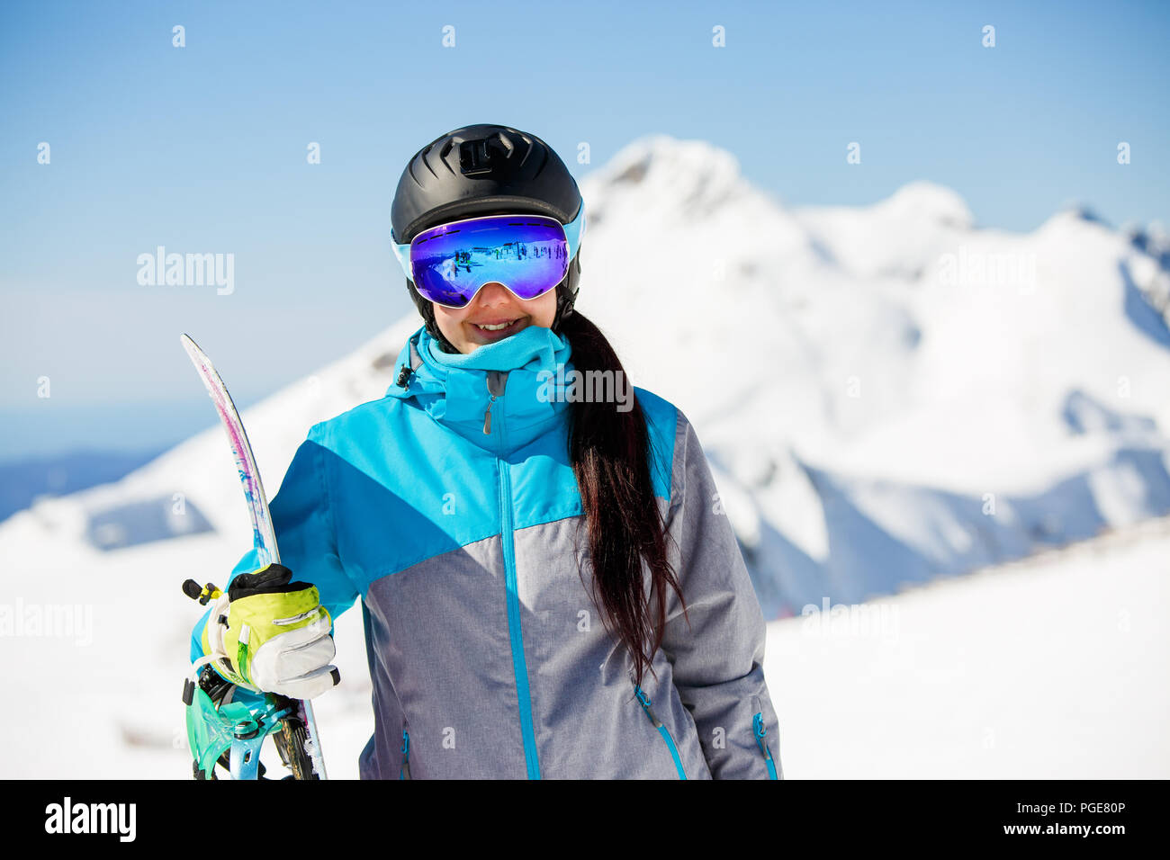 Acercamiento De Las Gafas De Esquí De Una Mujer Con El Reflejo De Las  Montañas Nevadas. Mujer En El Fondo Cielo Azul. Imagen de archivo - Imagen  de espacio, hembra: 261285445