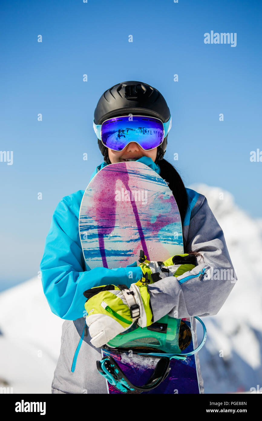 Casco de esquí Closeup y gafas de esquí con reflejo de montañas en la nieve  en la cara, para mujer joven y niña, Stock Footage Incluyendo: mujer joven  y deporte extremo 