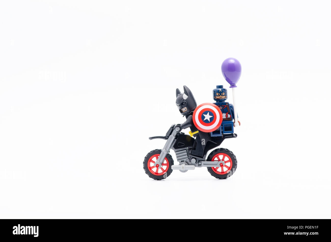 Batman con el capitán América la celebración de globo montando la  motocicleta. Lego minifigures son fabricados por el Grupo Lego Fotografía  de stock - Alamy