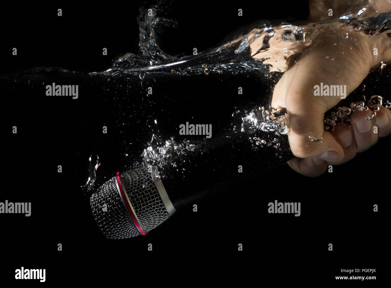 Micrófono naufragio submarino - mic. Sosteniendo un micrófono en mano bajo  el agua Fotografía de stock - Alamy