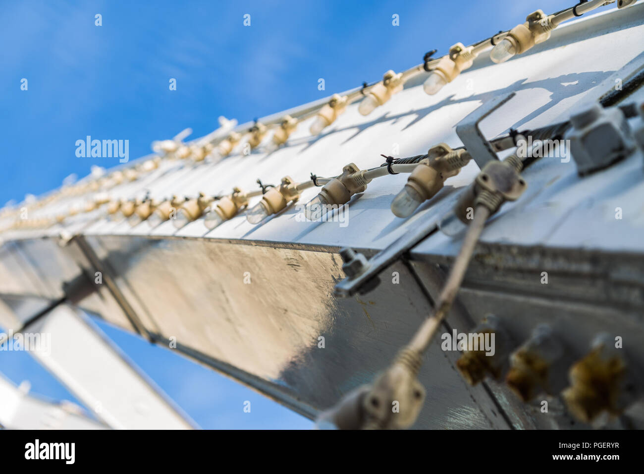 Haz extendiéndose hacia el cielo con luces forrados en ambos lados. Foto de stock