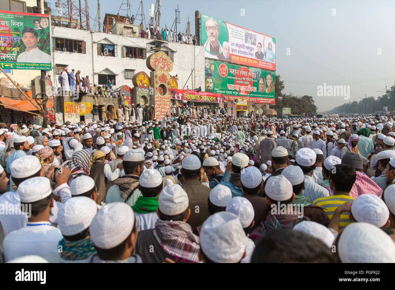 Más de 900 personas, pertenecientes a una facción del movimiento ideológico islámico Jamaat Tabligh, han demostrado fuera del Hazrat Shahjalal internacio Foto de stock