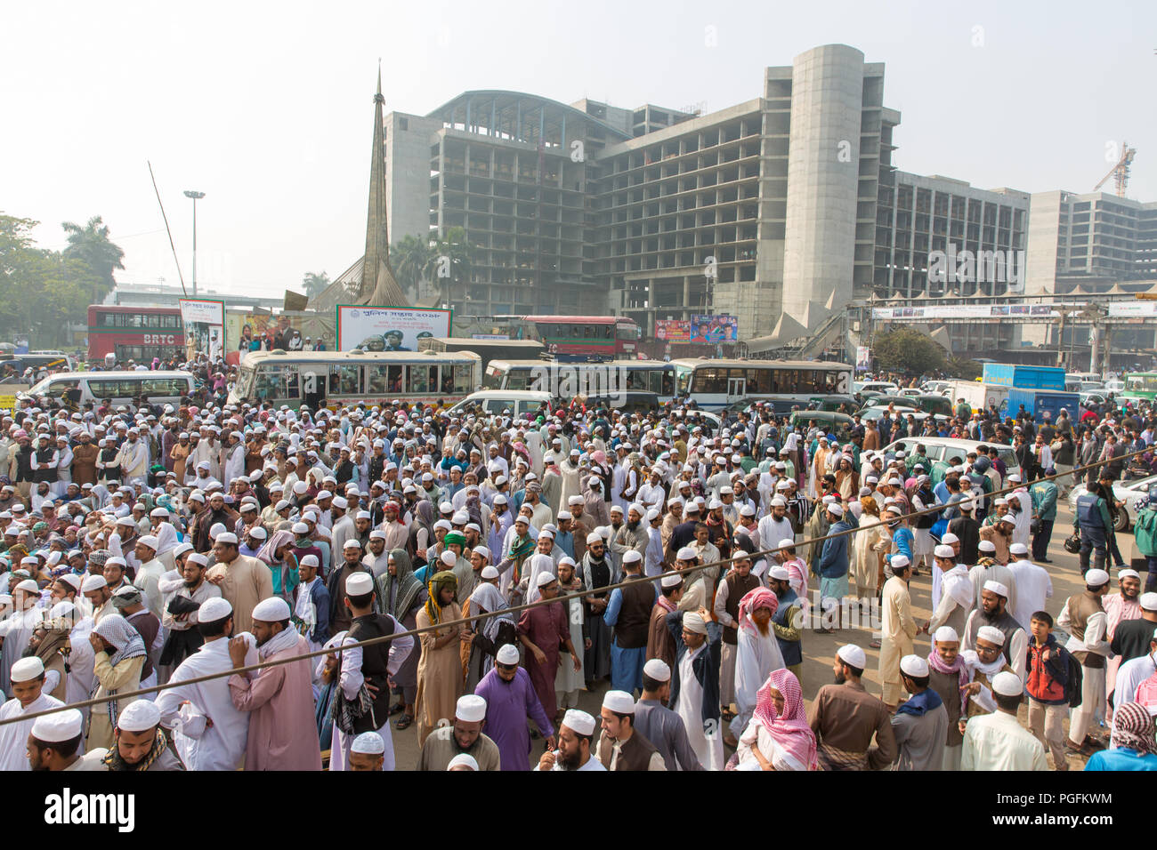 Más de 900 personas, pertenecientes a una facción del movimiento ideológico islámico Jamaat Tabligh, han demostrado fuera del Hazrat Shahjalal internacio Foto de stock