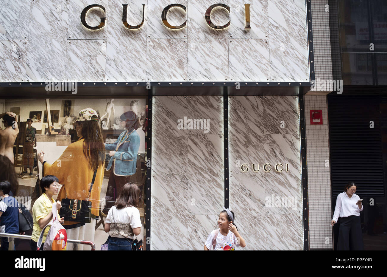 La Isla de Hong Kong, Hong Kong. 24 Aug, 2018. Los peatones visto caminando  por una marca de ropa de moda de lujo tienda de Gucci en Causeway Bay, en  Hong Kong.