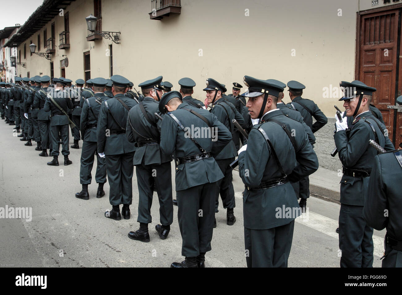 Jóvenes policías desfilan por Cajamarca, Perú Foto de stock