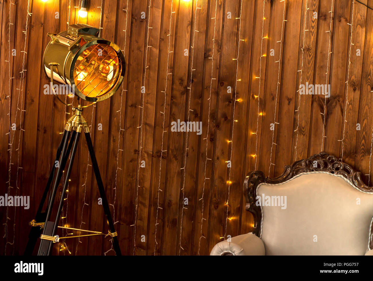 Loft naranja interior paredes de madera y luz de foco de luz vintage retro  con sillón Fotografía de stock - Alamy