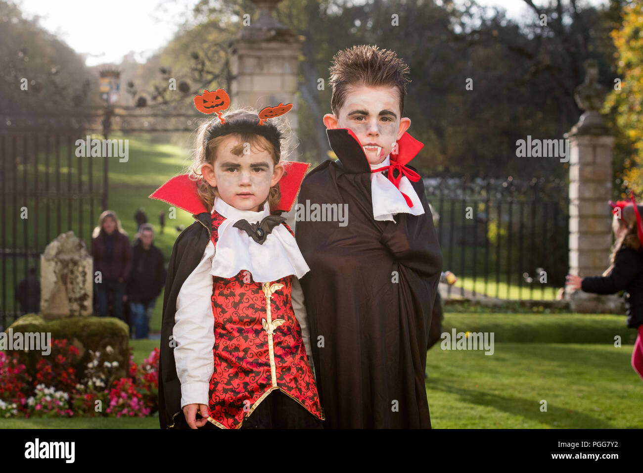 Foto: Nancy 2 y Ralph 5 Rowlandson Traquair House Halloween 2017, Scottish Borders Foto de stock