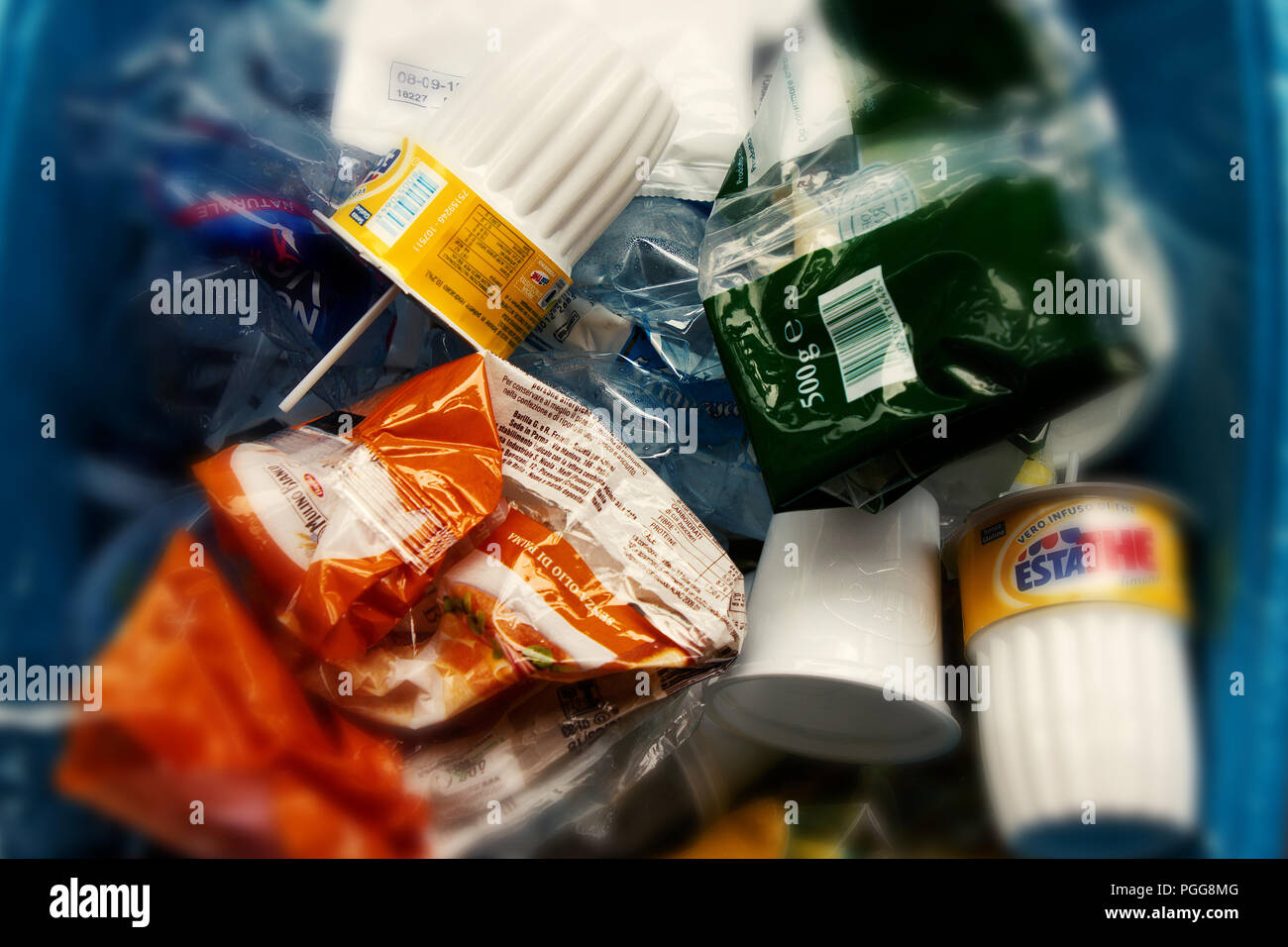 Recogida selectiva de residuos, contenedor azul Foto de stock