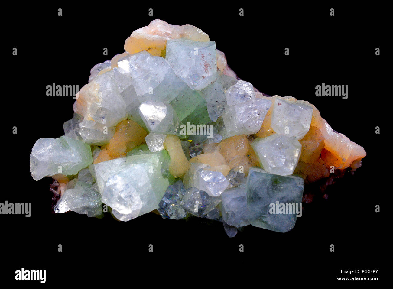 Apophyllite Estilbita y Crystal. Una hermosa mezcla de transparente a blanco y cristales de Stilbita rosa Apophyllite Foto de stock