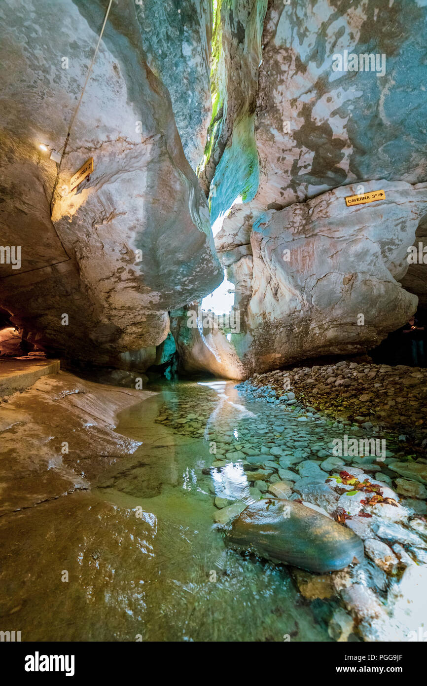 Vista de la cueva de Pradis, cavó por el río Cosa, Friuli Venezia Giulia, Italia. Foto de stock