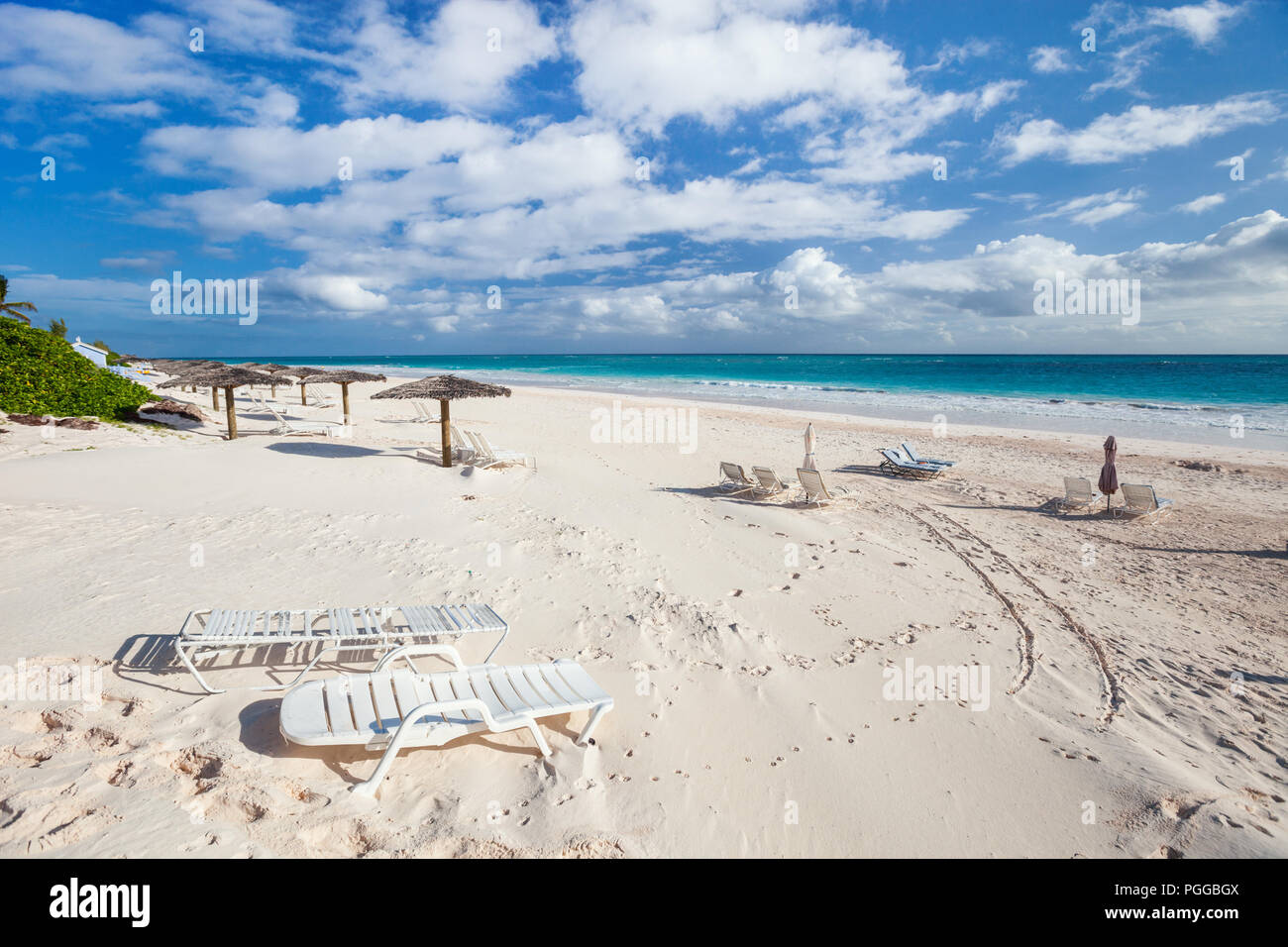 Sombrillas de paja tropical en una hermosa playa del Caribe Foto de stock