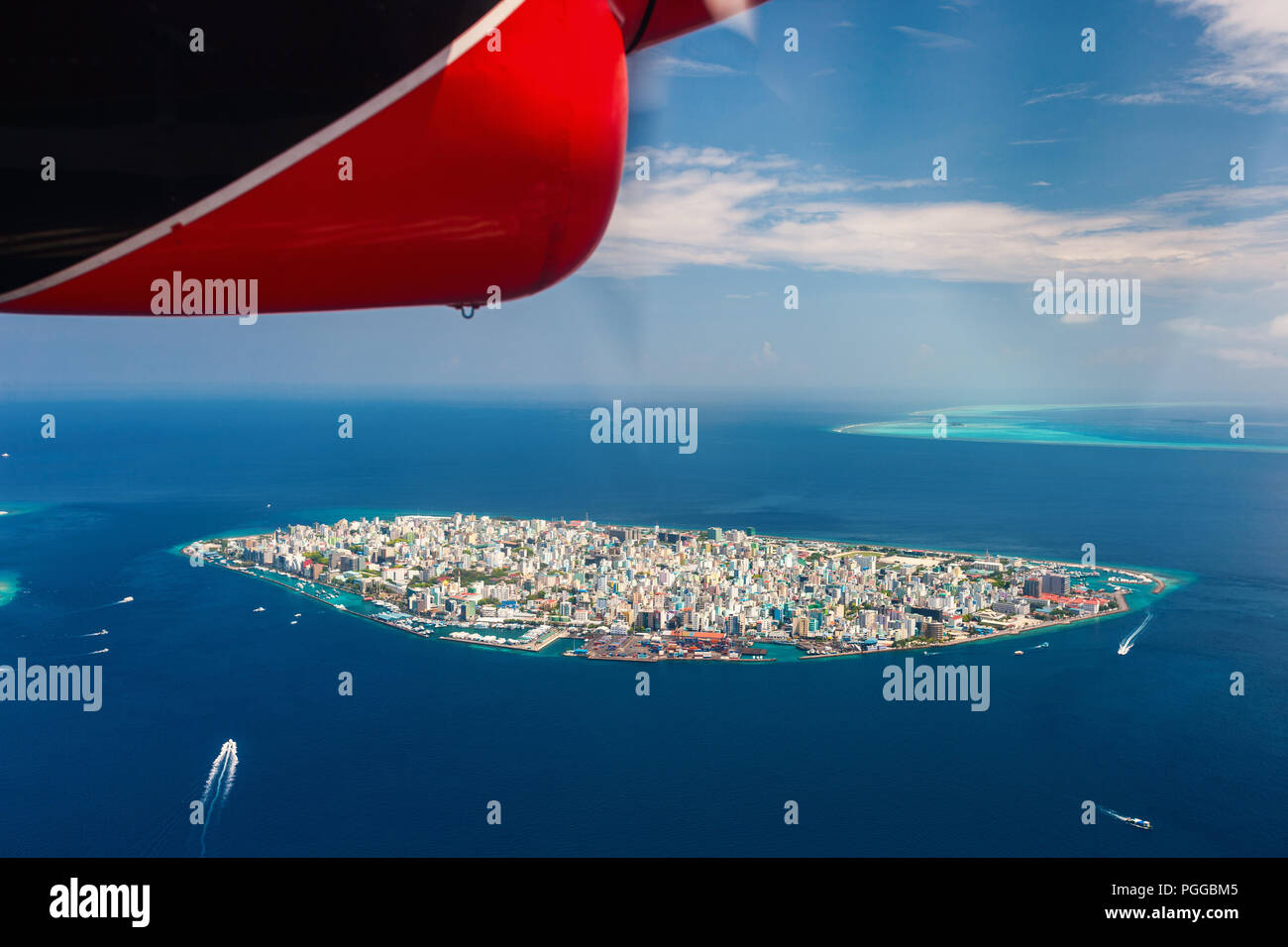 Vista aérea de Maldivas isla tropical, visto desde un avión al mar Foto de stock