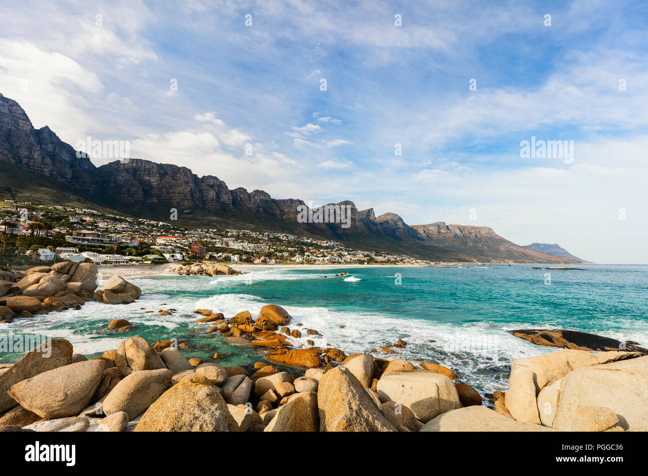 Hermoso paisaje de Camps Bay en Cape Town con montañas de los Doce Apóstoles en segundo plano. Foto de stock