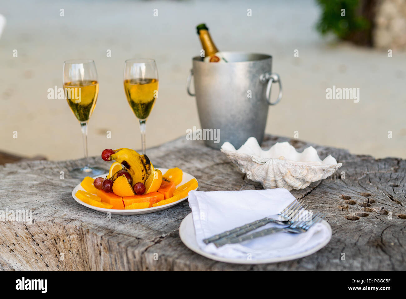 Dos copas con champán y frutas en madera bandeja vintage sirve de ocasión o celebración especial Foto de stock