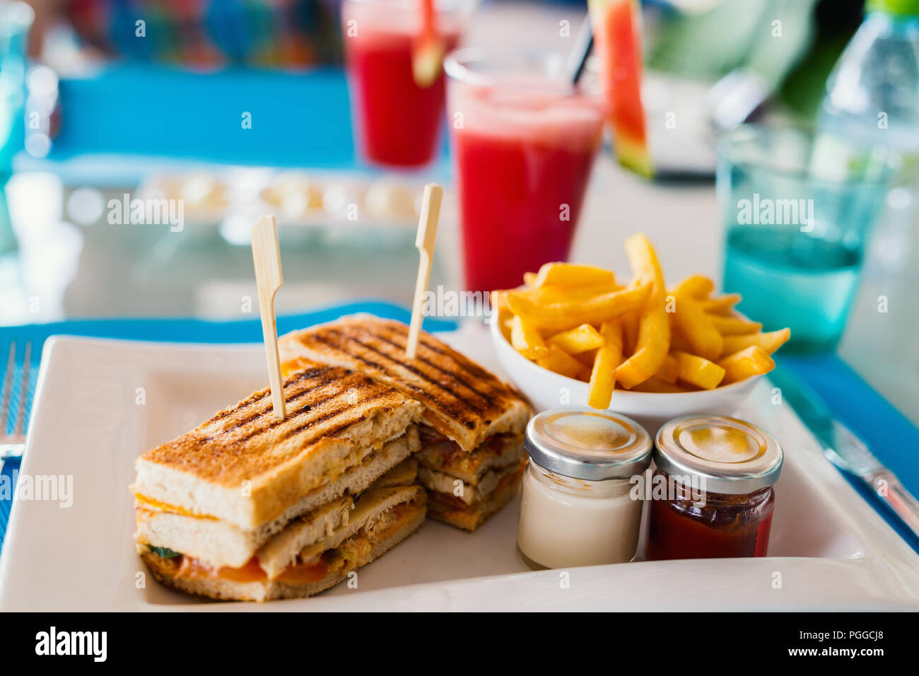 Delicioso sándwich de pollo fresco y papas fritas servidos para comer Foto de stock