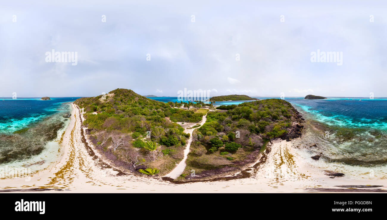 Hermoso panorama de 360 grados de drone vista aérea de las islas tropicales y aguas azul turquesa del mar Caribe de Tobago Cays, en San Vicente y las Granadinas Foto de stock