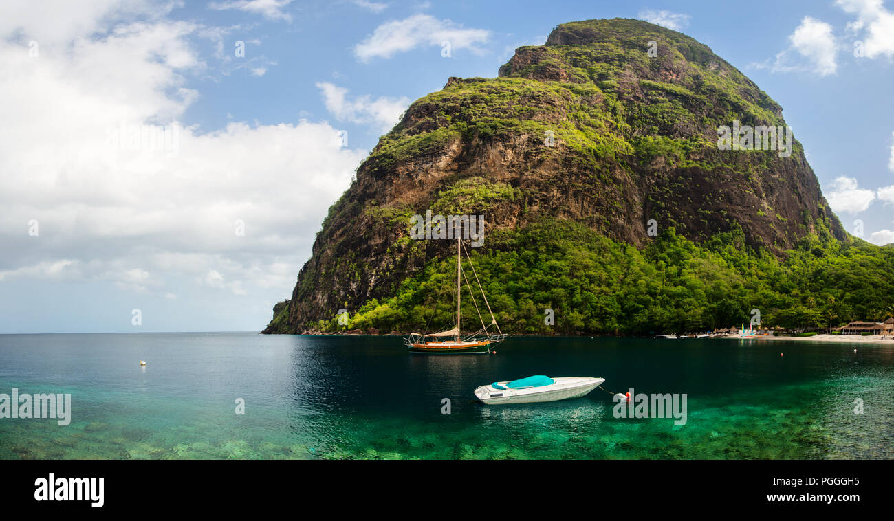 Hermosa vista de la montaña Petit Piton en Santa Lucía isla en el Caribe Foto de stock