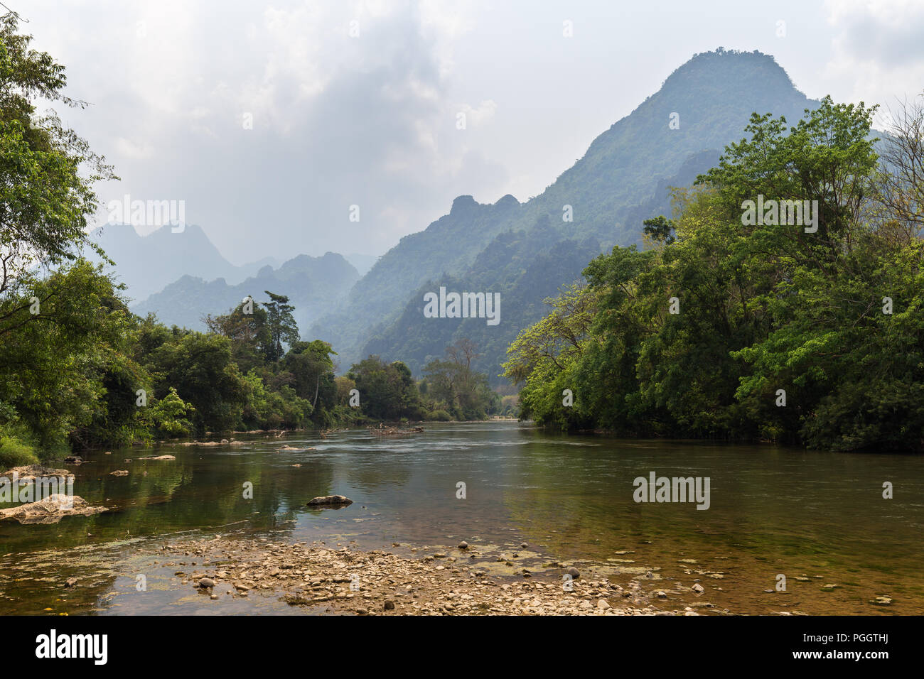 Vista panorámica del río Nam Song y las montañas de piedra caliza cerca de Vang Vieng, provincia de Vientiane, Laos. Foto de stock