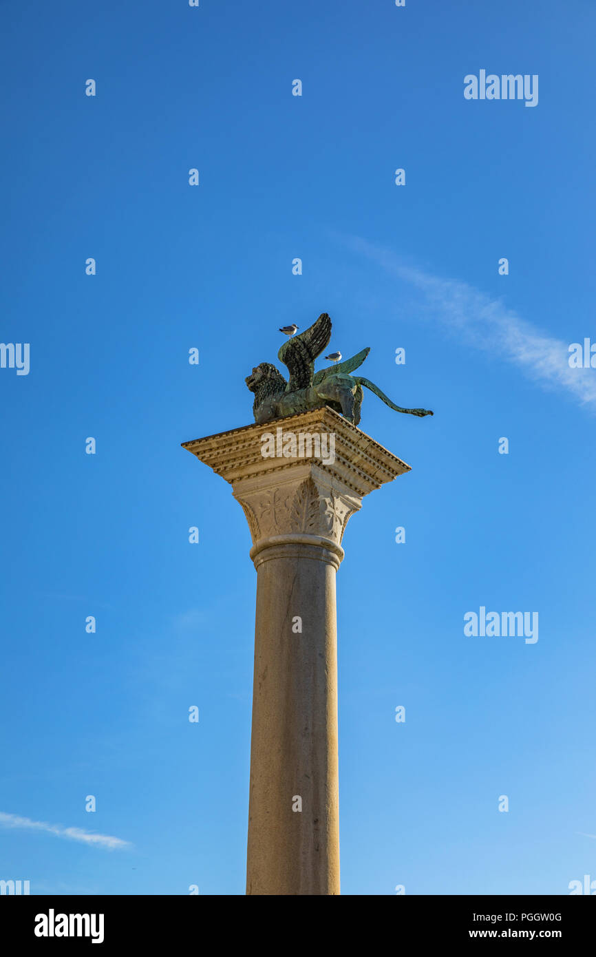 El león alado de San Marcos, símbolo de la República de Venecia, en la Piazza delle Erbe, Verona (Patrimonio de la humanidad de la UNESCO), Veneto, Italia Foto de stock