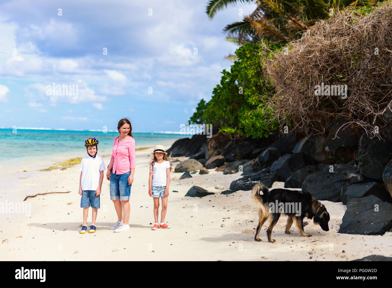 Familia de la madre y los niños en playa tropical en la isla de Rarotonga disfrutando de las vacaciones de verano Foto de stock