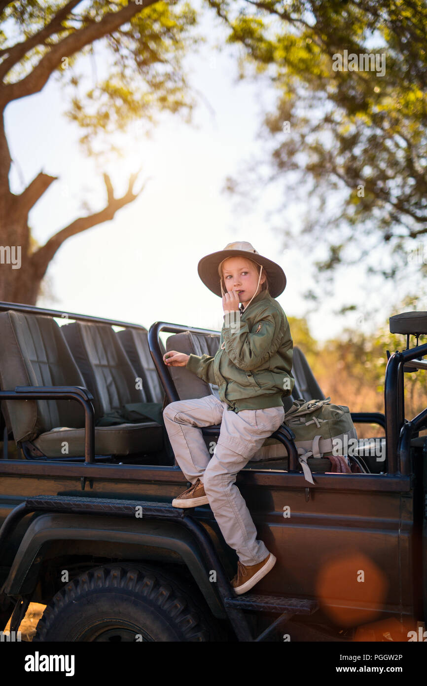 Adorable niña en Sudáfrica safari de mañana juego conduzca cerca del vehículo abierta Foto de stock