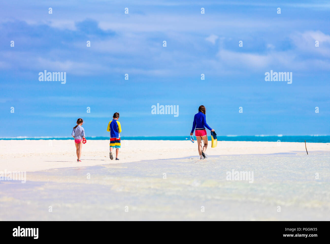 Familia de la madre y los niños con el equipo de snorkeling disfrutando de vacaciones en la playa Foto de stock