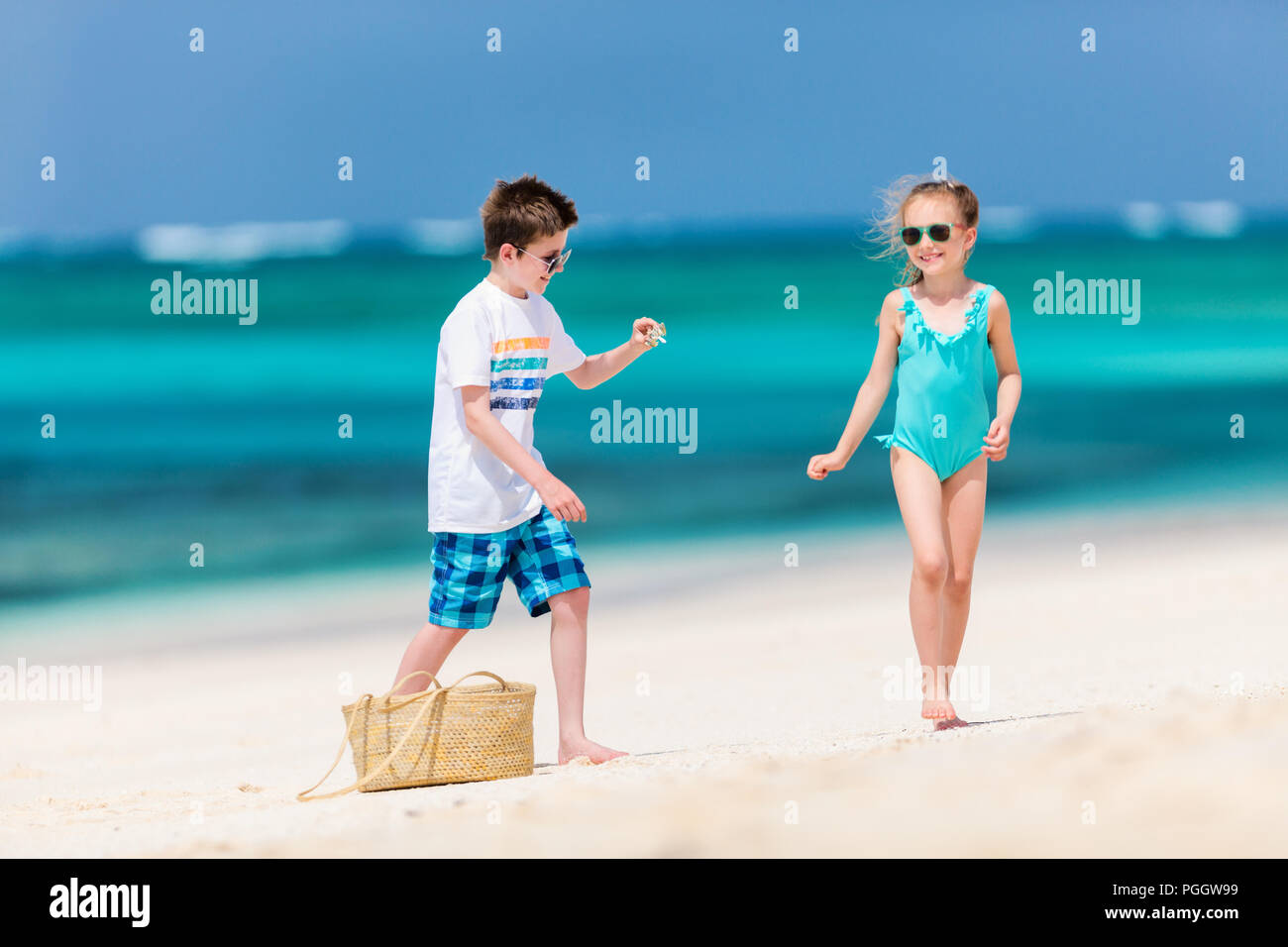 Los niños divirtiéndose en la playa tropical tropical durante las vacaciones de verano jugando juntos en la playa Foto de stock