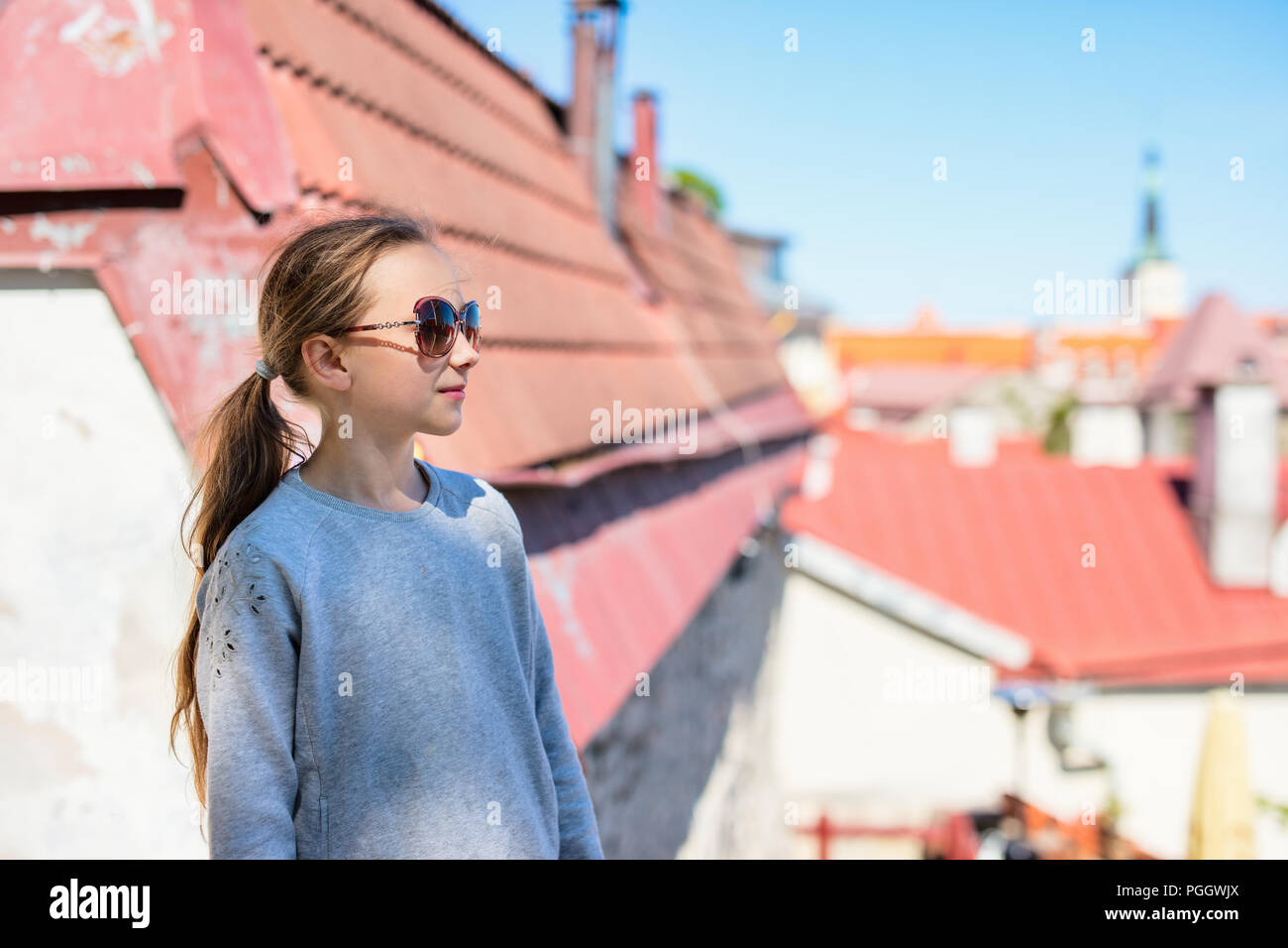 Retrato de niña casual al aire libre en la ciudad vieja de Tallin en verano Foto de stock