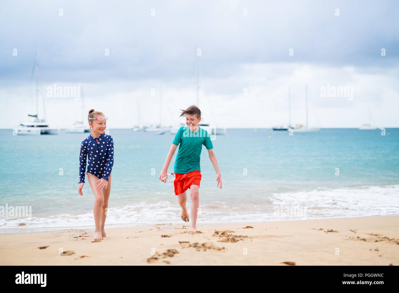 Los niños hermano y hermana en el Tropical Beach durante las vacaciones de verano Foto de stock
