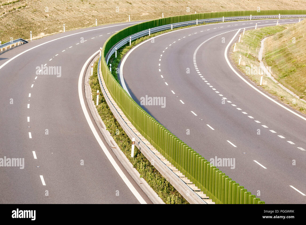 Curva de autopista, carriles de coche vacío sin coches, República Checa Foto de stock